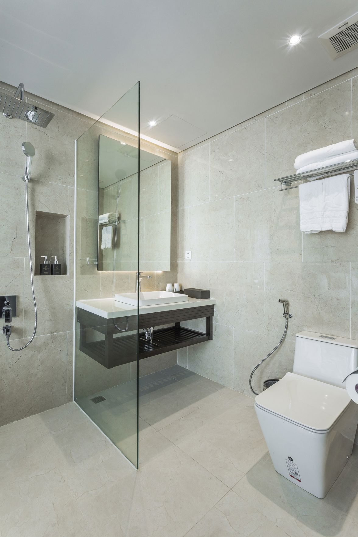 Baño | Cabezal de ducha tipo lluvia y artículos de higiene personal gratuitos