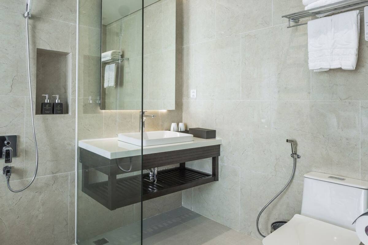 Salle de bain | Douche cascade, articles de toilette (gratuits), séchoir à cheveux