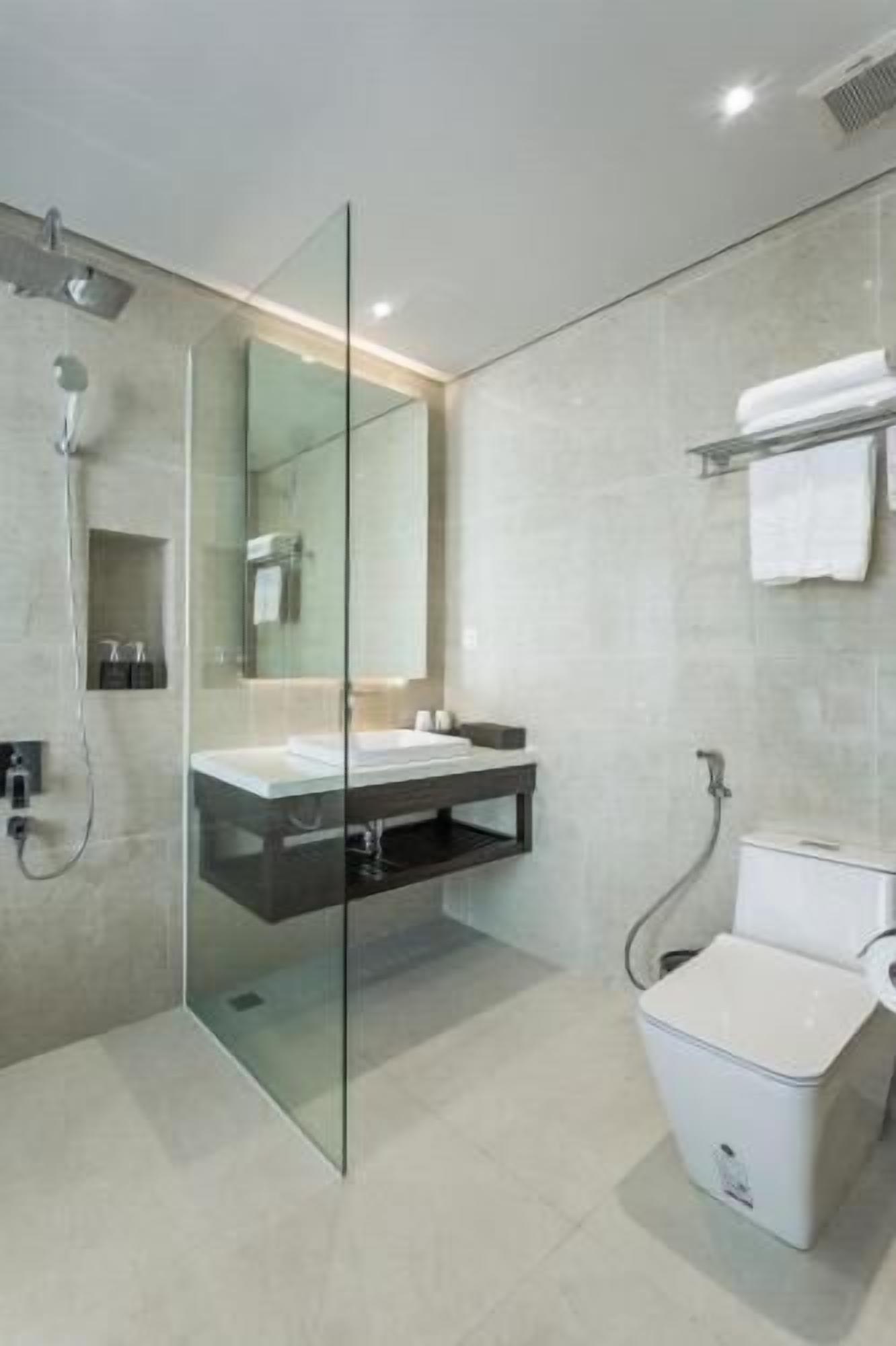 Cabezal de ducha tipo lluvia, artículos de tocador gratuitos