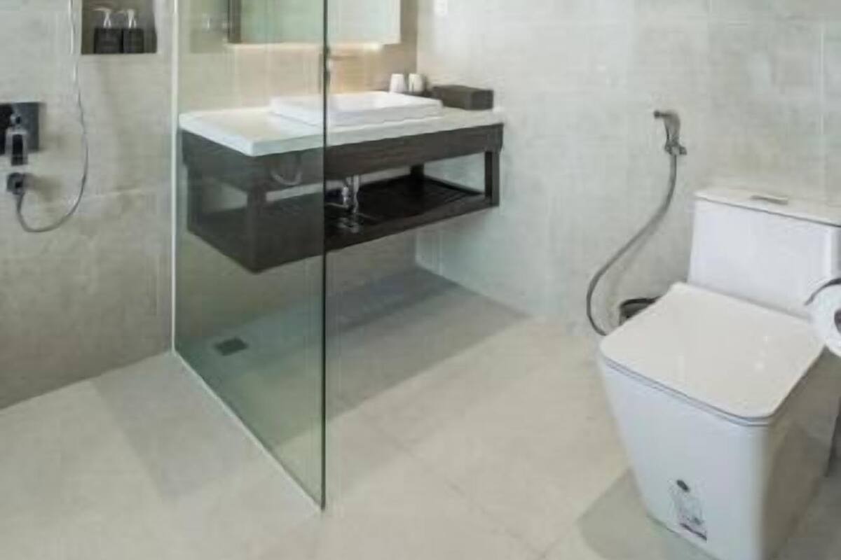 Cabezal de ducha tipo lluvia, artículos de tocador gratuitos