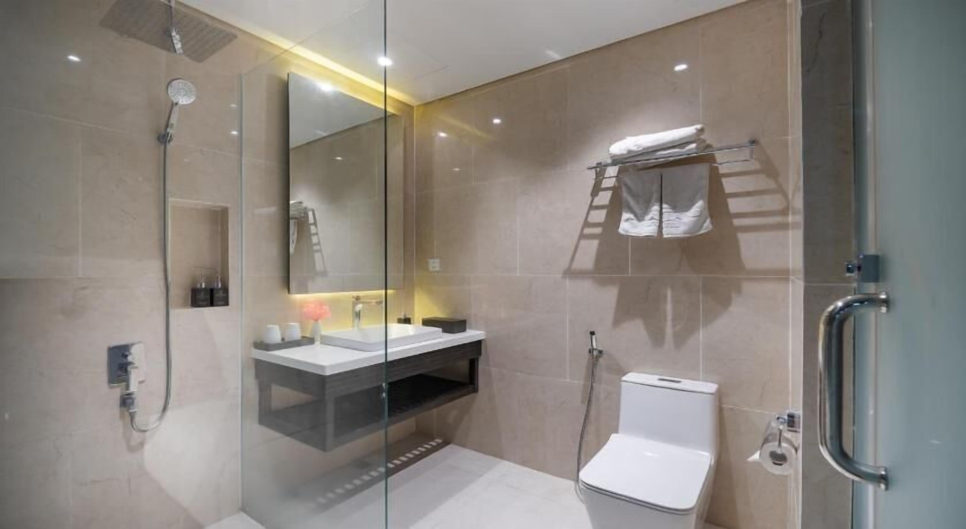 Baño | Cabezal de ducha tipo lluvia y artículos de higiene personal gratuitos