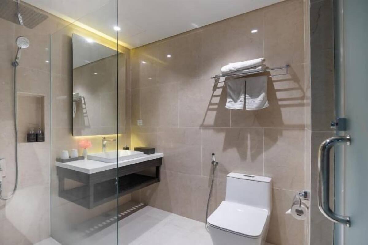 Baño | Cabezal de ducha tipo lluvia y artículos de higiene personal gratuitos