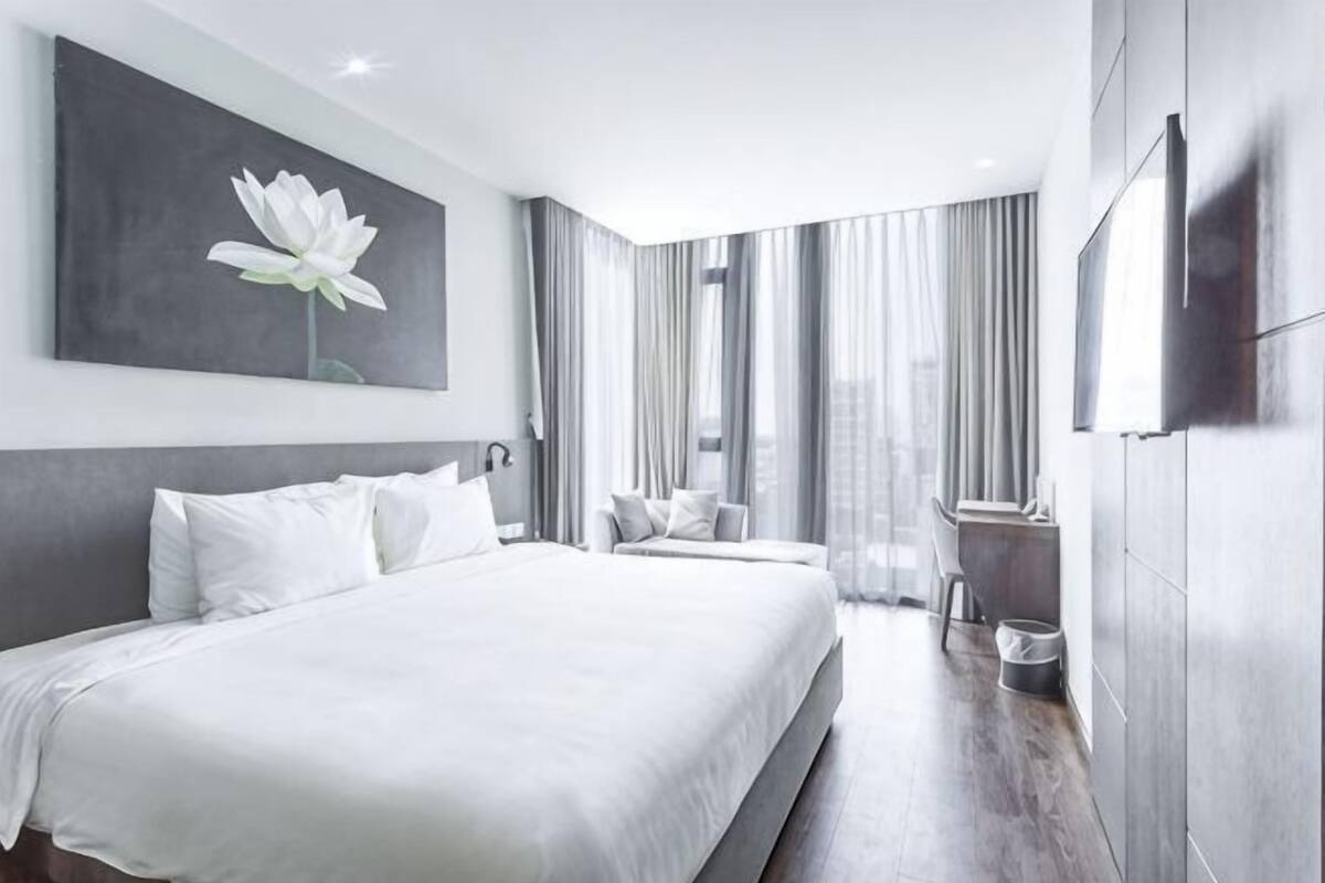 Egyptian cotton sheets, premium bedding, minibar, in-room safe
