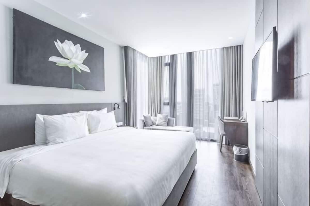 Egyptian cotton sheets, premium bedding, minibar, in-room safe
