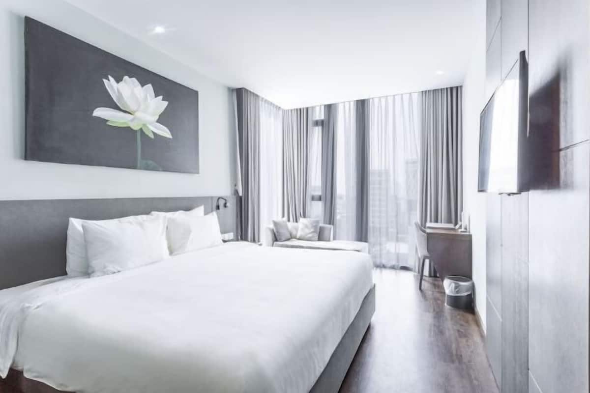 Egyptian cotton sheets, premium bedding, minibar, in-room safe