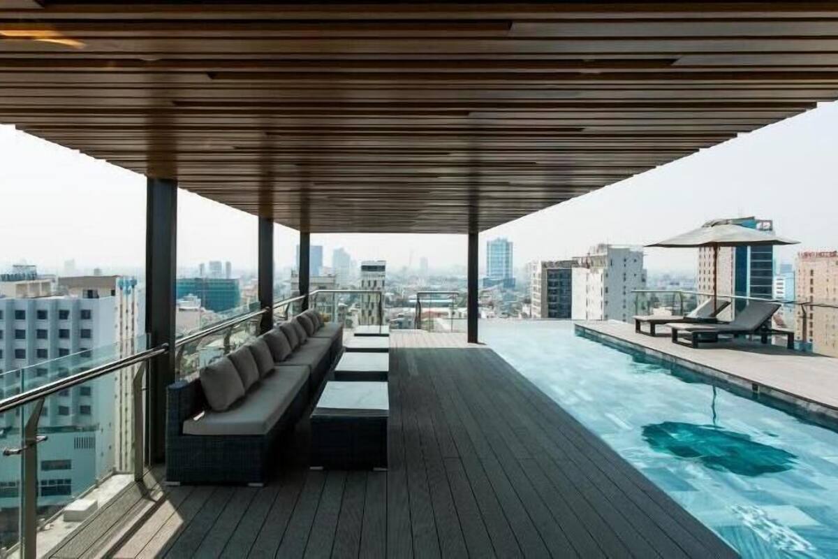 Piscine | Piscine extérieure, accès possible de 6 h 30 à 21 h 30, chaises longues