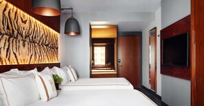 Tallelokero huoneessa, työpöytä, äänieristys, silitysrauta/-lauta