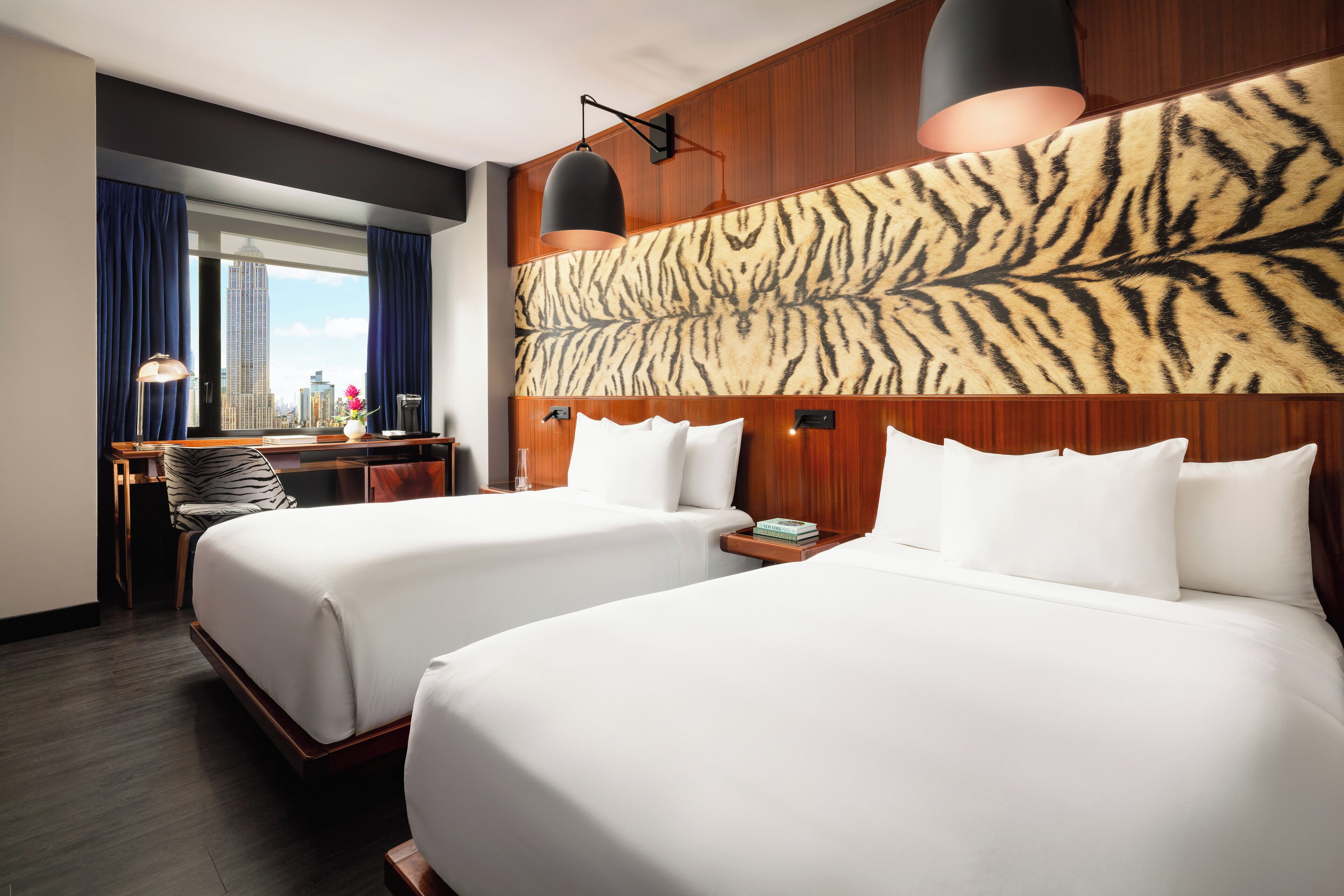 Una cassaforte in camera, una scrivania, insonorizzazione