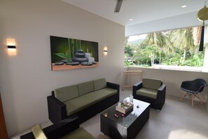 Kahden hengen deluxe-huone, 2 makuuhuonetta | Olohuone | 49–tuumainen äly-TV, jossa satelliittikanavat