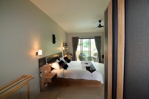 Premium-huone | Ylelliset vuodevaatteet, minibaari, tallelokero huoneessa