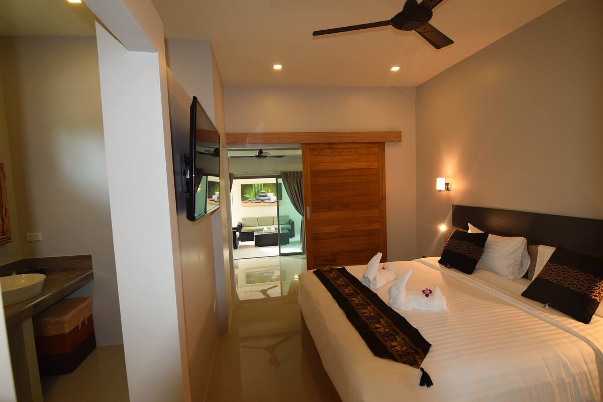 Premium bedding, minibar, in-room safe, desk