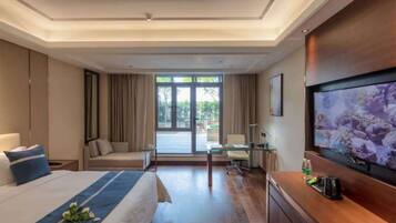 Kahden hengen design-huone, parveke, näköala puutarhaan | Untuvapeitot, minibaari, tallelokero huoneessa, työpöytä