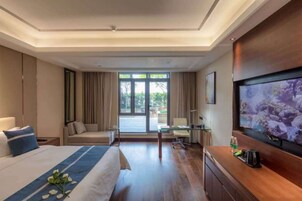 Design Double Room, Balcony, Garden View | Down comforters, minibar, in-room safe, desk