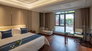 A modern hotel room with a large bed, a desk, and a view of the outdoors. - Changshu Skyline Cloud Hotel (Suzhou)