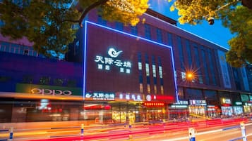 Majoituspaikan julkisivu illalla/yöllä