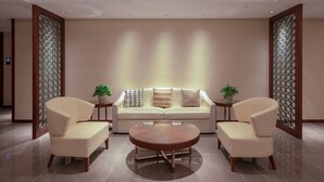 A modern living room with a sofa, two armchairs, and a coffee table. - Changshu Skyline Cloud Hotel (Suzhou)