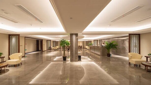 A spacious lobby with a high ceiling, polished marble floors, and modern furniture. - Changshu Skyline Cloud Hotel (Suzhou)