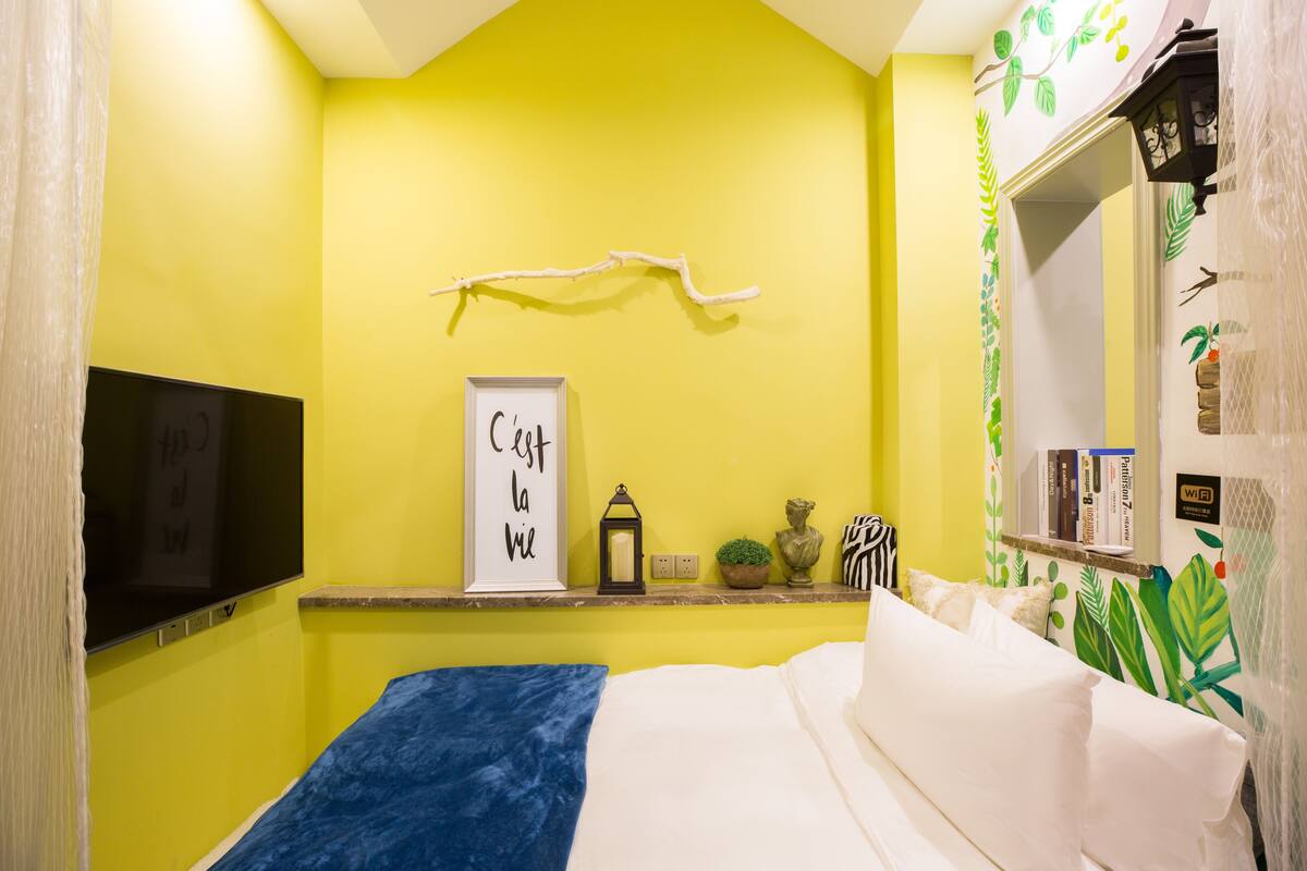 Signature Room, 1 Queen Bed | Free WiFi