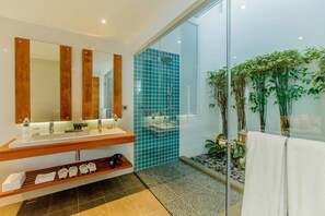 Separate tub and shower, deep soaking tub, free toiletries, hair dryer