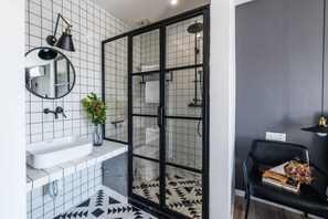 Habitación doble | Baño | Ducha, artículos de higiene personal gratuitos y zapatillas