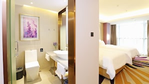 Chambre Affaires avec lits jumeaux | Salle de bain | Douche, articles de toilette (gratuits), séchoir à cheveux, pantoufles