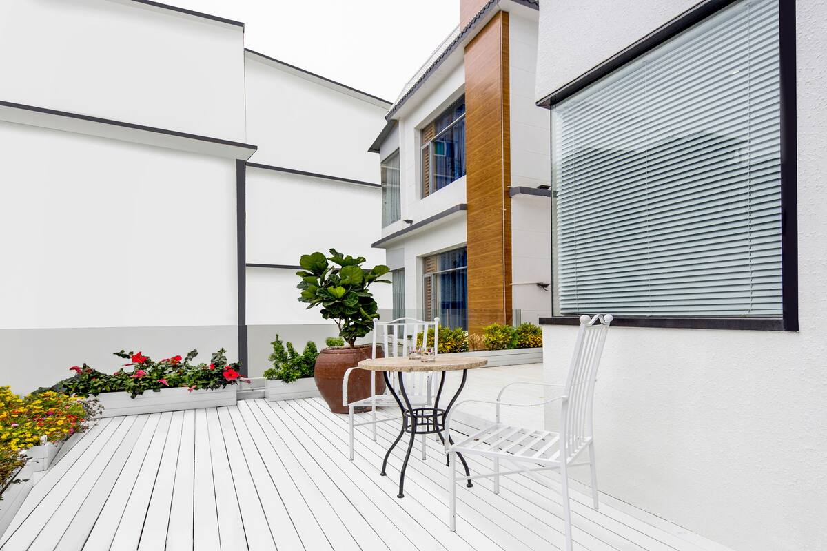 Family Room, Balcony