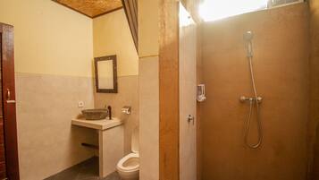Deluxe-Doppelzimmer | Badezimmer | Dusche, Regendusche, kostenlose Toilettenartikel, Haartrockner