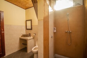 Deluxe Double Room | Bathroom | Shower, rainfall showerhead, free toiletries, hair dryer - Sanga Suites Villas (Ubud)