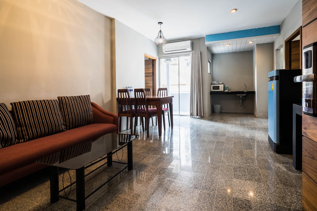 Two-Bedroom Suite | Área de estar | TV de tela plana