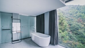 Quarto casal de uso individual | Banheiro | Chuveiro, produtos de toalete grátis, chinelos 