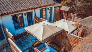 A house with a swimming pool, a covered patio, and a wooden fence. - Floral Hotel Ningbo Shieryi Hotspring (Ningbo)