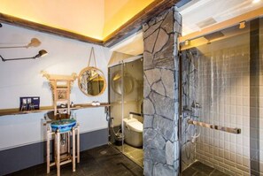 Shower, free toiletries, slippers - Floral Hotel Ningbo Shieryi Hotspring (Ningbo)