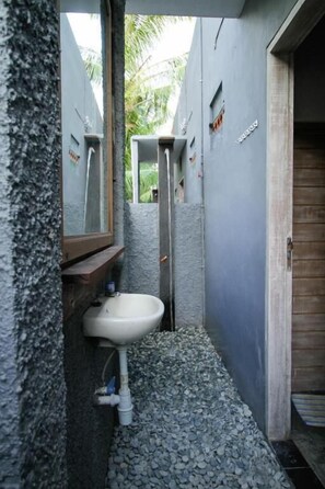 Dusche, kostenlose Toilettenartikel, Handtücher