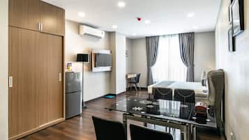 Studio Deluxe, 1 giường cỡ queen, không hút thuốc, quang cảnh thành phố | 1 phòng ngủ, minibar, két bảo mật tại phòng, trang trí khác biệt