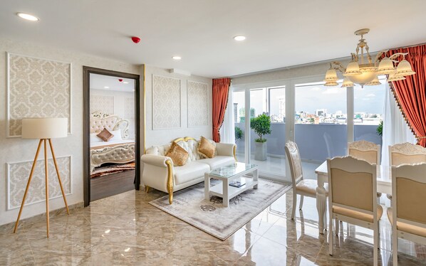 Royal Penthouse, 2 Bedrooms, Non Smoking, City View | 1 bedroom, minibar, in-room safe, individually decorated - Emerald Central (Ho Chi Minh City)