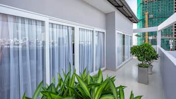 Penthouse Royal, 2 phòng ngủ, không hút thuốc, quang cảnh thành phố | 1 phòng ngủ, minibar, két bảo mật tại phòng, trang trí khác biệt