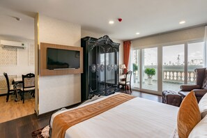 Presidential Apartment, 1 Queen Bed, Non Smoking, City View | 1 bedroom, minibar, in-room safe, individually decorated - Emerald Central (Ho Chi Minh City)