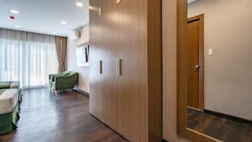 Deluxe Twin Room, 2 Single Beds, Non Smoking, City View | Room amenity