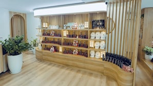 フェイシャル トリートメント、5  室のトリートメントルーム、マニキュアとペディキュア