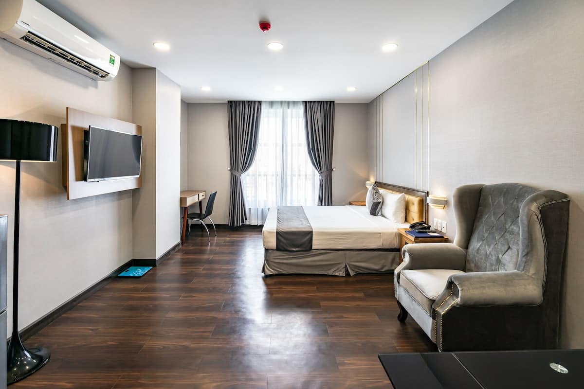 Deluxe Studio, 1 Queen Bed, Non Smoking, City View | 1 bedroom, minibar, in-room safe, individually decorated