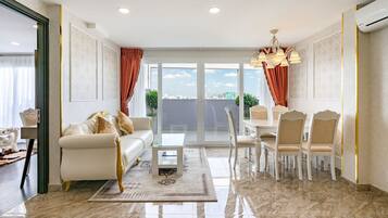 Royal-Penthouse, 2 Schlafzimmer, Nichtraucher, Stadtblick | 1 Schlafzimmer, Minibar, Zimmersafe, individuell dekoriert