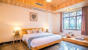 A wooden-paneled room with a large bed, bedside lamps, a window with curtains, and a small table with a lamp. - Floral Hotel Chengdu Dujiangyan (Chengdu)