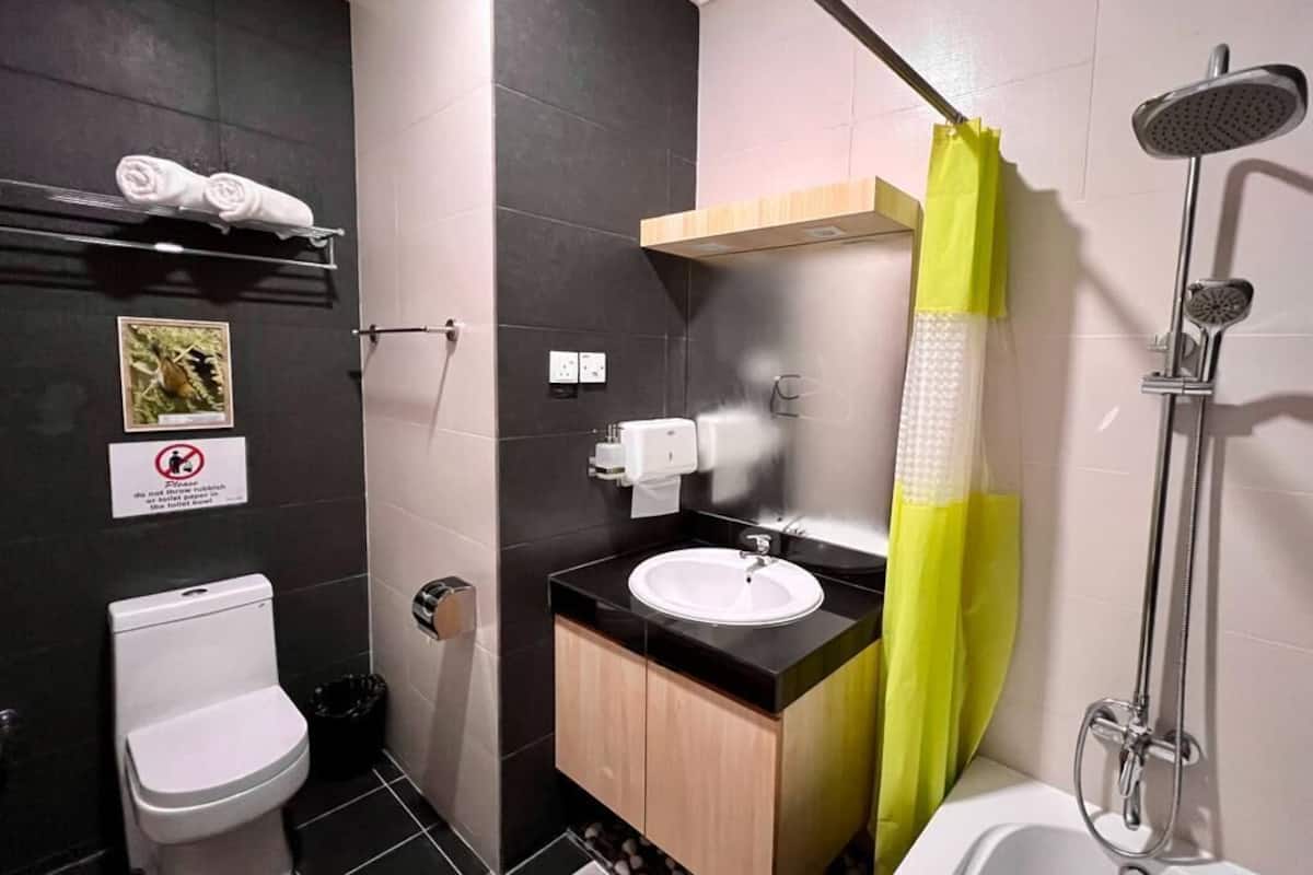 suit room | bathroom | combined shower/bathtub, rainfall showerhead, slippers, bidet