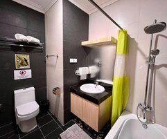 Bañera con ducha, cabezal de ducha tipo lluvia, pantuflas, bidet