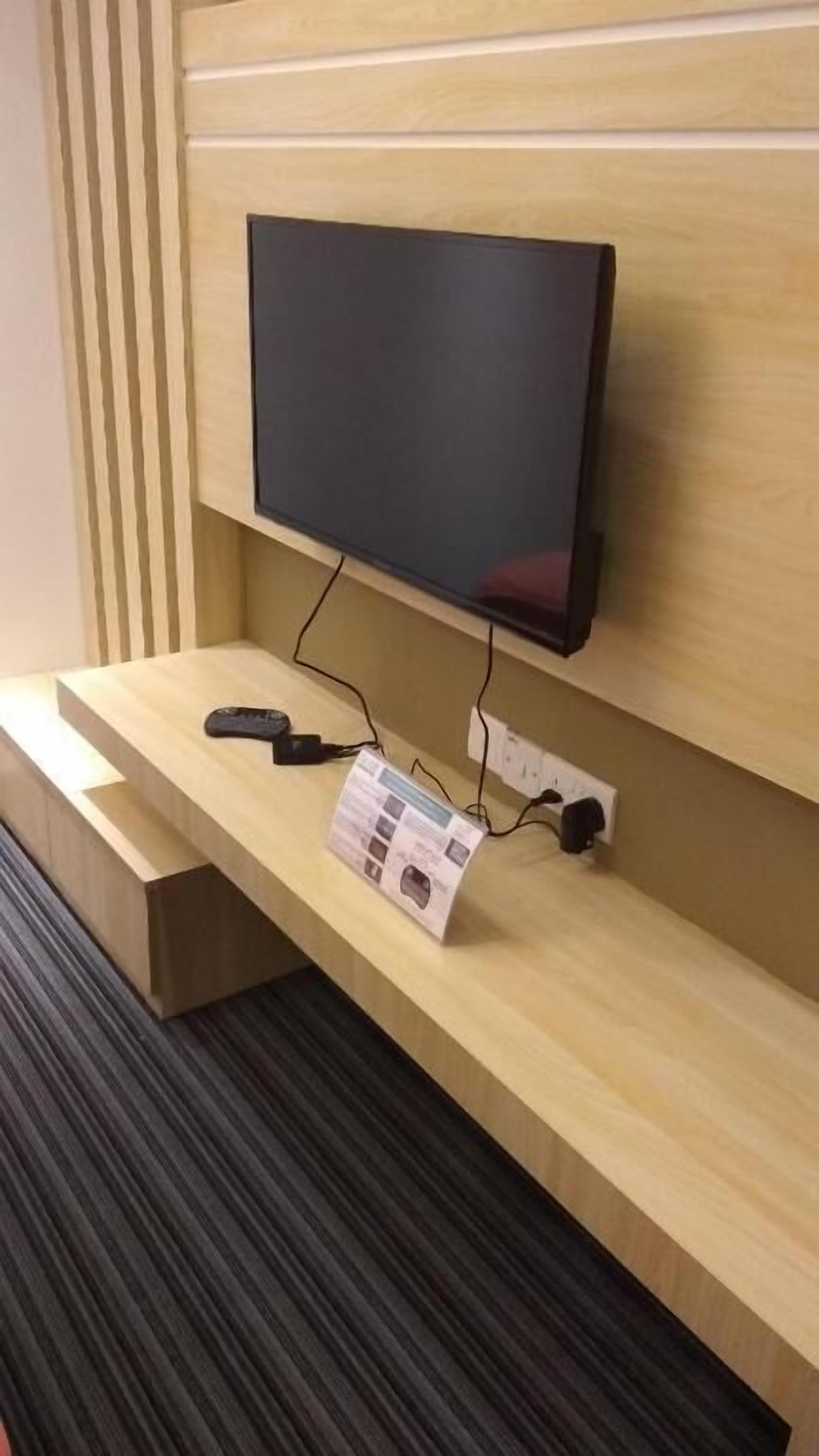 1 bedroom, desk, free wifi, bed sheets