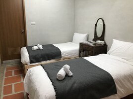 Cortinas blackout, wifi gratis, decoración personalizada y ropa de cama 