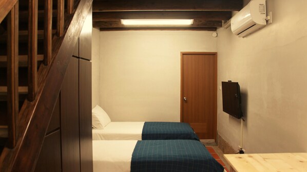 Individually decorated, blackout curtains, free WiFi, bed sheets