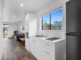 Refrigerador con freezer, microondas, placa de cocina