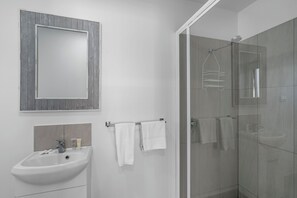 Superior Studio | Bathroom | Shower, free toiletries, towels, toilet paper - Crows Nest Tourist Park (Crows Nest)