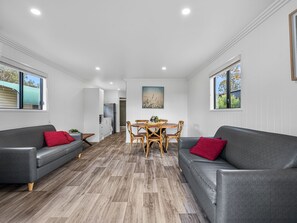 Deluxe 2 Bedroom Villa | Living area - Crows Nest Tourist Park (Crows Nest)